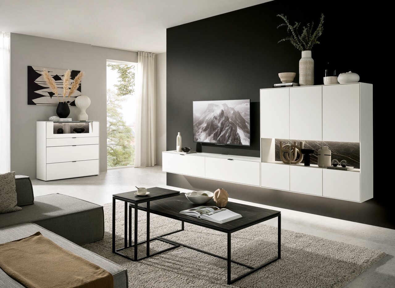 Dieter Knoll Wandkombination MONTESA Moderne Wohnzimmerwandkombination in Weiß mit hängenden Schränken und integriertem Fernseher, seitliche Perspektive