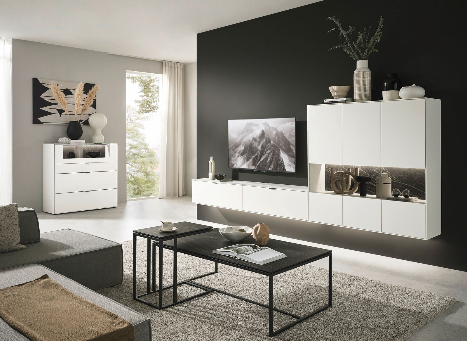 Moderne Wohnzimmerwandkombination in Weiß mit hängenden Schränken und integriertem Fernseher, seitliche Perspektive