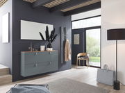 Moderner Hängeschuhschrank in einem stilvollen Eingangsbereich, seitliche Perspektive.