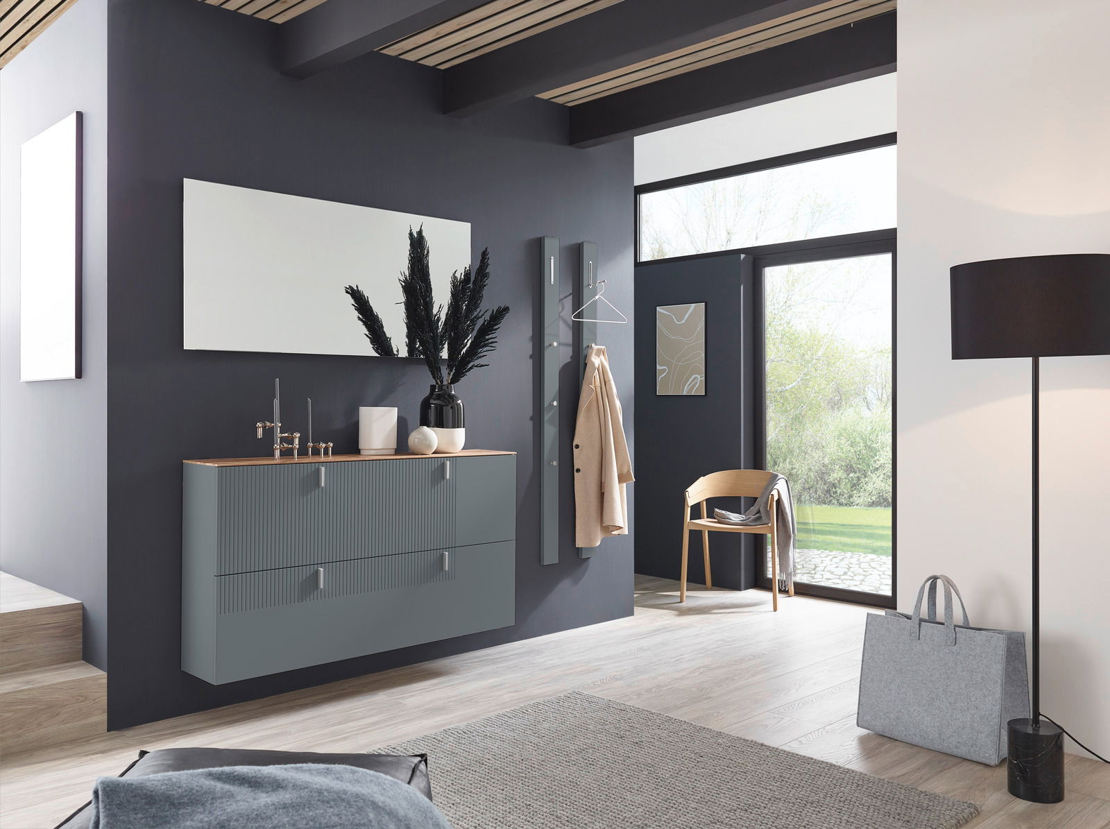 Dieter Knoll Hängeschuhschrank CORTINA Moderner Hängeschuhschrank in einem stilvollen Eingangsbereich, seitliche Perspektive.