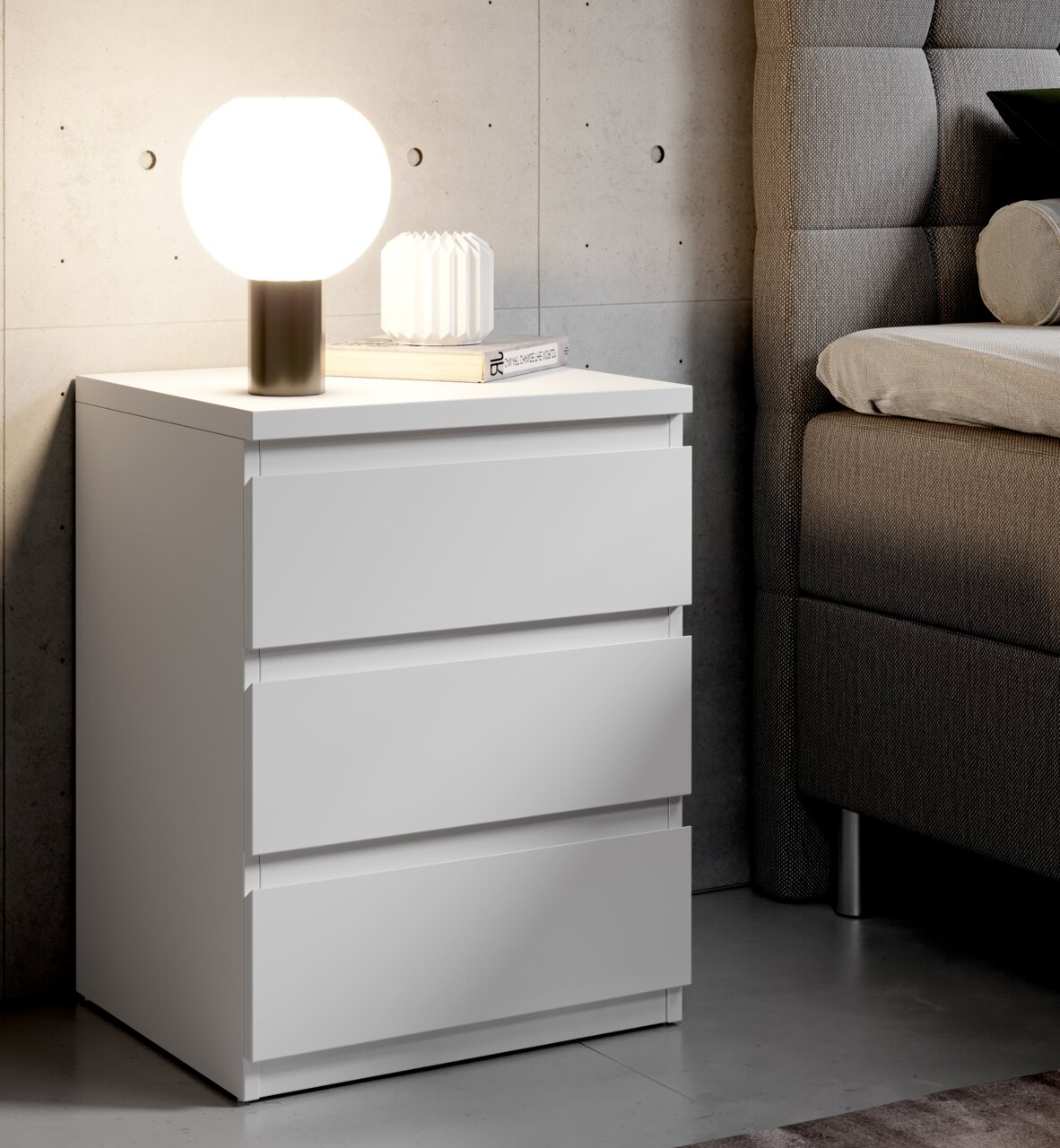 BOXXX Nachtkommode OLLI Weiße Nachtkommode mit drei Schubladen, darauf eine runde Lampe und ein Buch, seitliche Perspektive
