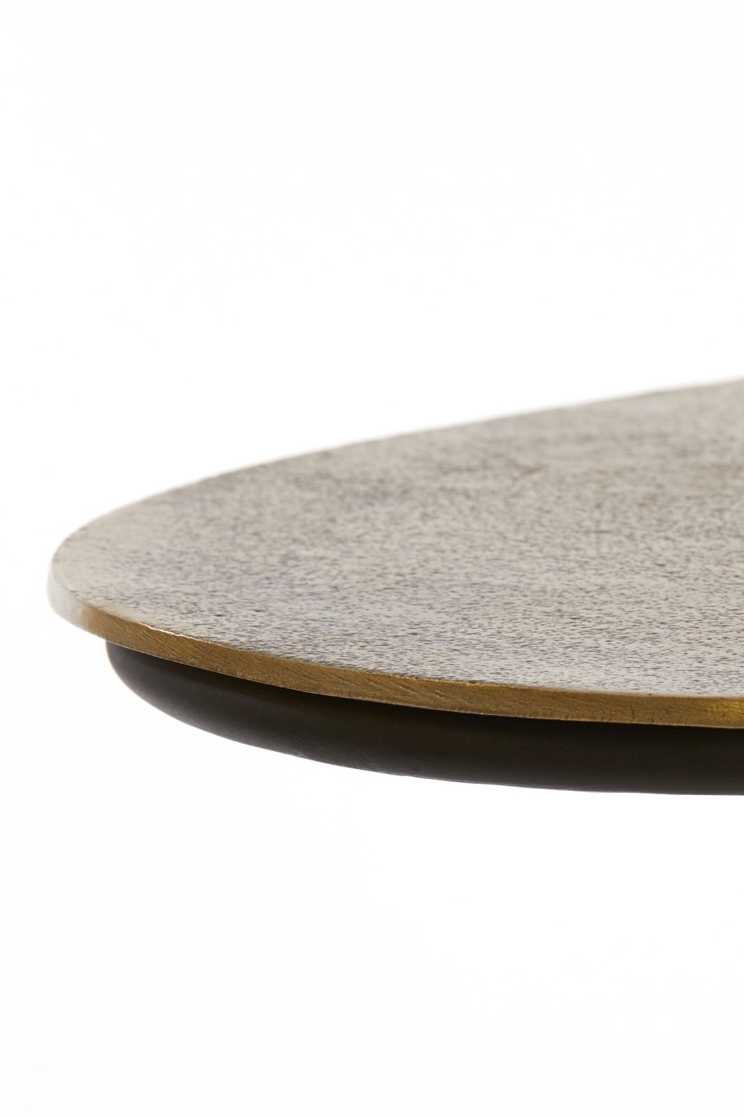 Nahaufnahme der Tischkante eines Beistelltisches MARS mit glatter, runder Oberfläche.