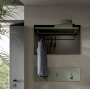 Wandgarderobe im modernen Design mit Ablage, Kleiderstange und Haken in Anthrazit und Salbeigrün, mit Jacke und Hut dekoriert, Frontansicht leicht von links