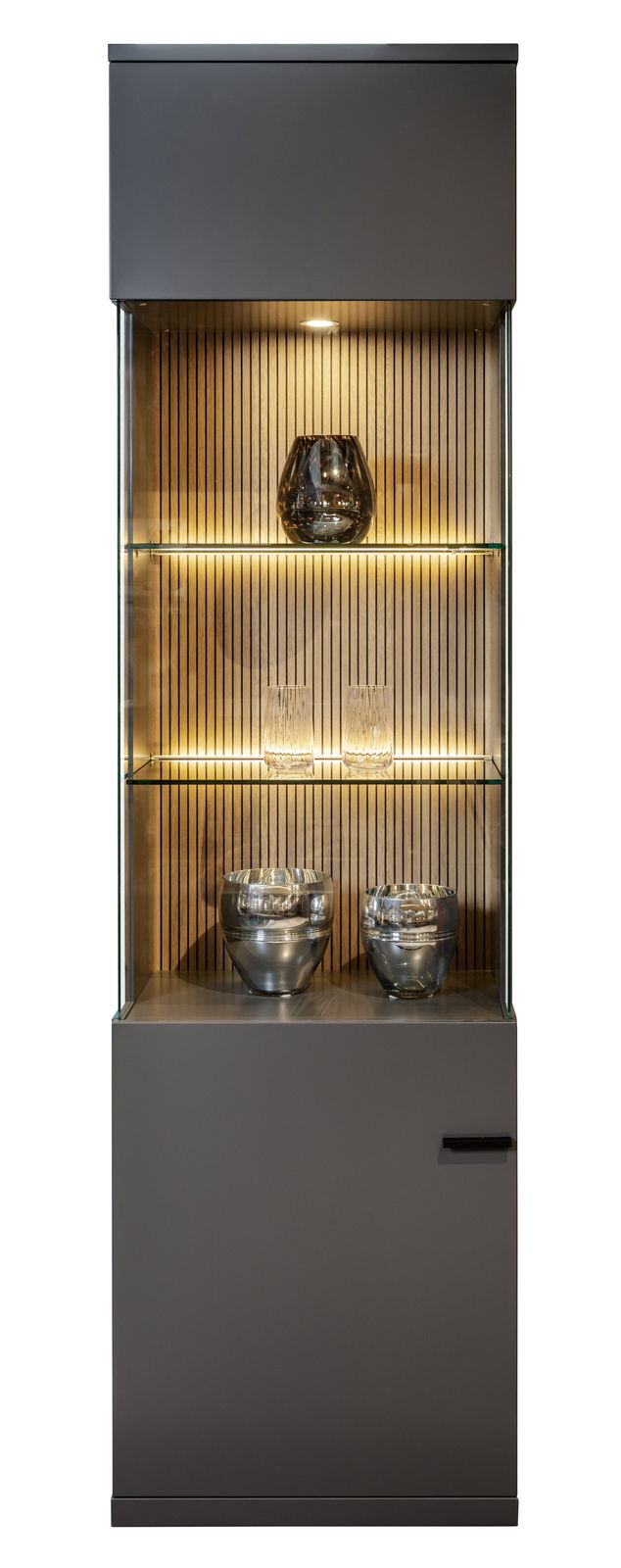 Moderne Vitrine mit Glasregalen und Beleuchtung, frontal fotografiert.