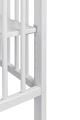 Nahaufnahme eines weißen Beistellbetts mit verstellbarer Höhe und stabilen Gitterstäben.