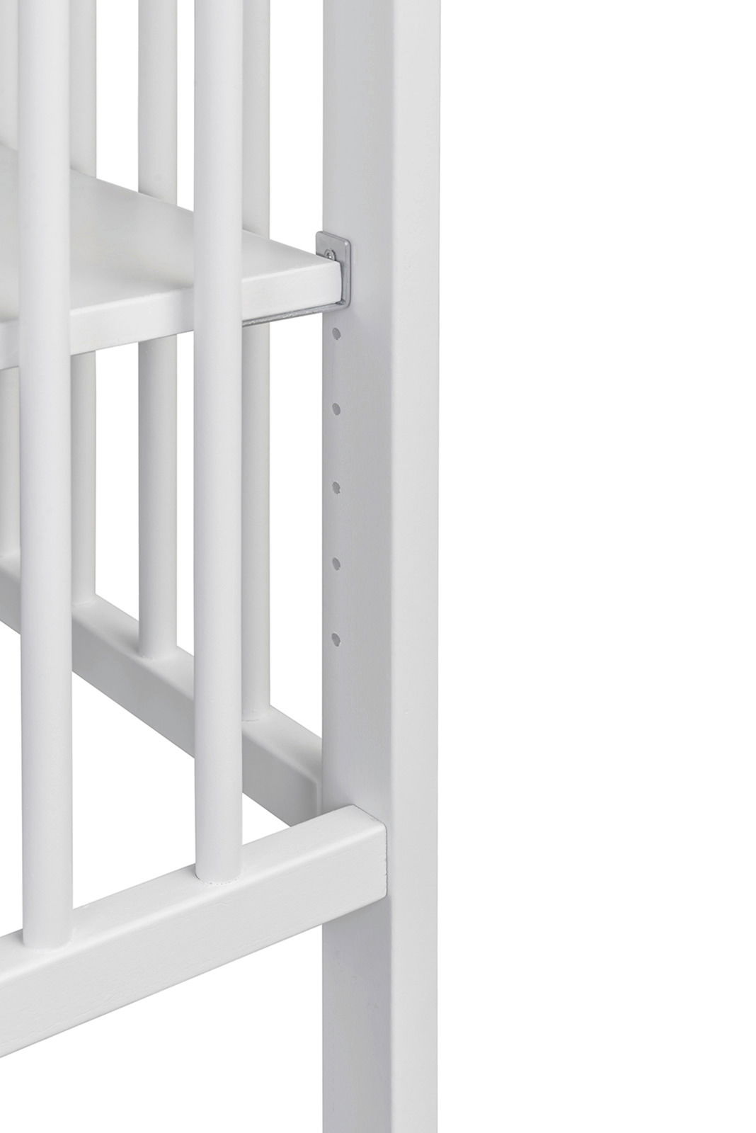 Nahaufnahme eines weißen Beistellbetts mit verstellbarer Höhe und stabilen Gitterstäben.