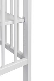 Nahaufnahme eines weißen Beistellbetts mit verstellbarer Höhe und stabilen Gitterstäben.