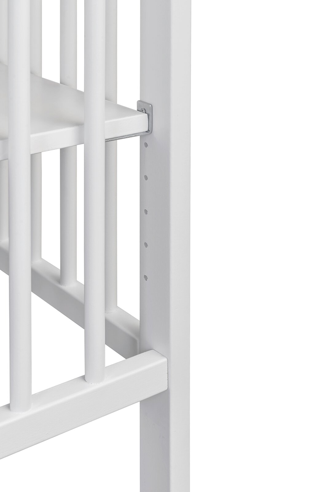 Nahaufnahme eines weißen Beistellbetts mit verstellbarer Höhe und stabilen Gitterstäben.