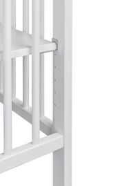 Nahaufnahme eines weißen Beistellbetts mit verstellbarer Höhe und stabilen Gitterstäben.