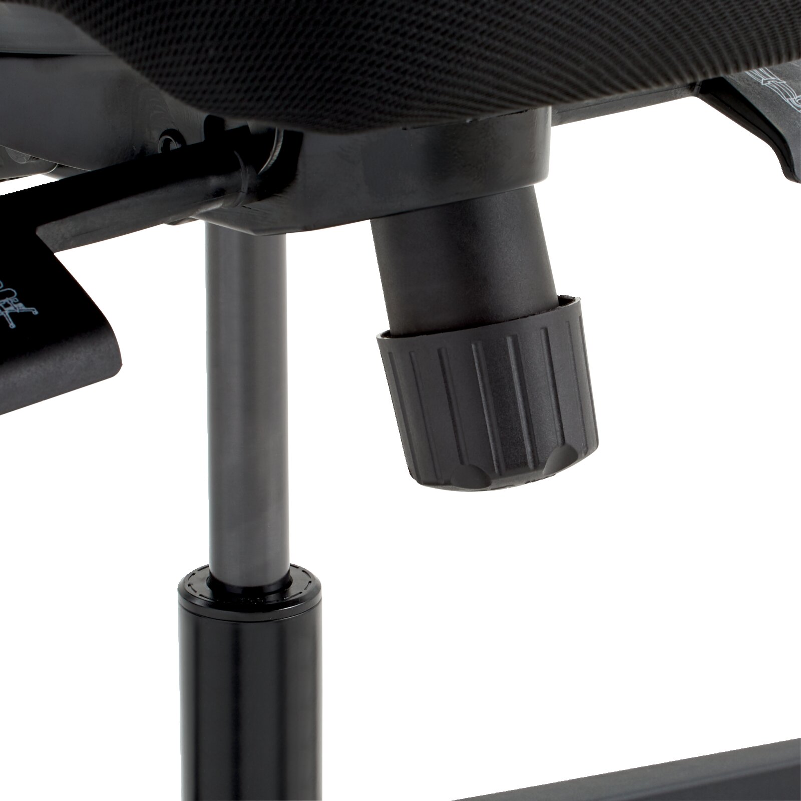 Nahaufnahme eines Drehstuhls mit Fokus auf die Höhenverstellung und den Mechanismus unter dem Sitz.