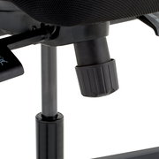 Nahaufnahme eines Drehstuhls mit Fokus auf die Höhenverstellung und den Mechanismus unter dem Sitz.