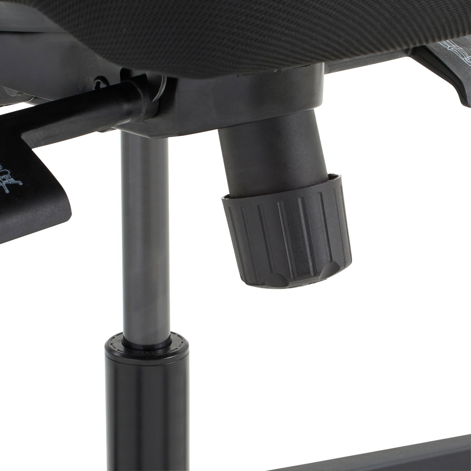 Nahaufnahme eines Drehstuhls mit Fokus auf die Höhenverstellung und den Mechanismus unter dem Sitz.