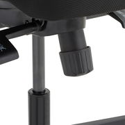 Nahaufnahme eines Drehstuhls mit Fokus auf die Höhenverstellung und den Mechanismus unter dem Sitz.