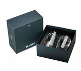 Zwei Longdrinkgläser in einer eleganten schwarzen Geschenkbox von oben betrachtet, mit einem stilvollen Muster und der Aufschrift 'JOOP!' auf der Box.