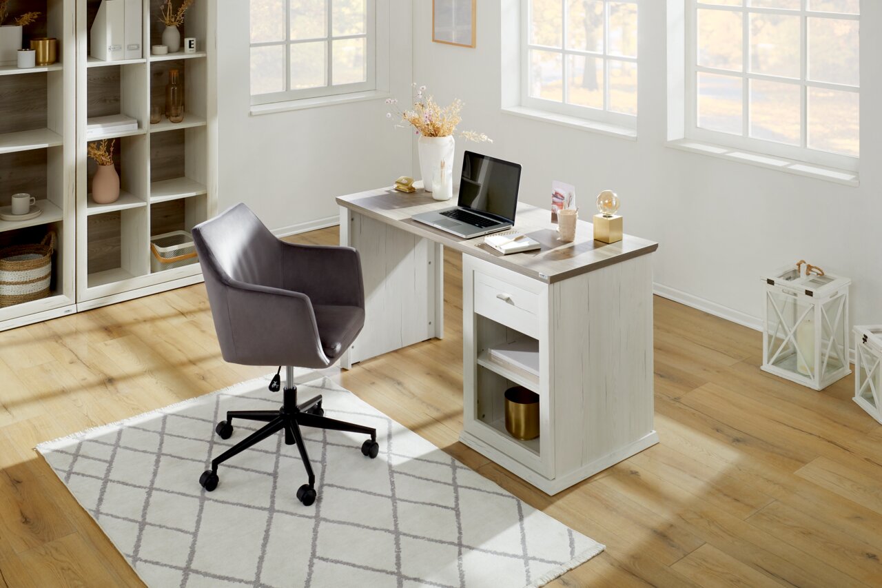 Moderner Schreibtisch in heller Holzoptik mit Laptop und Dekoration, seitliche Perspektive