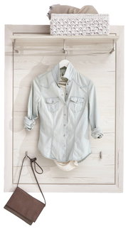 Garderobenpaneel aus der Serie Camron/Benton in heller Holzoptik, frontal abgebildet. Mit Ablage, Kleiderstange und Haken, dekoriert mit Hemd, Tasche und Korb.