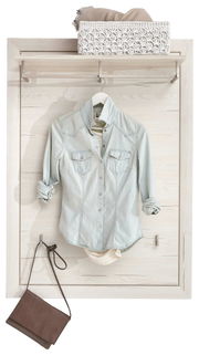 Garderobenpaneel aus der Serie Camron/Benton in heller Holzoptik, frontal abgebildet. Mit Ablage, Kleiderstange und Haken, dekoriert mit Hemd, Tasche und Korb.