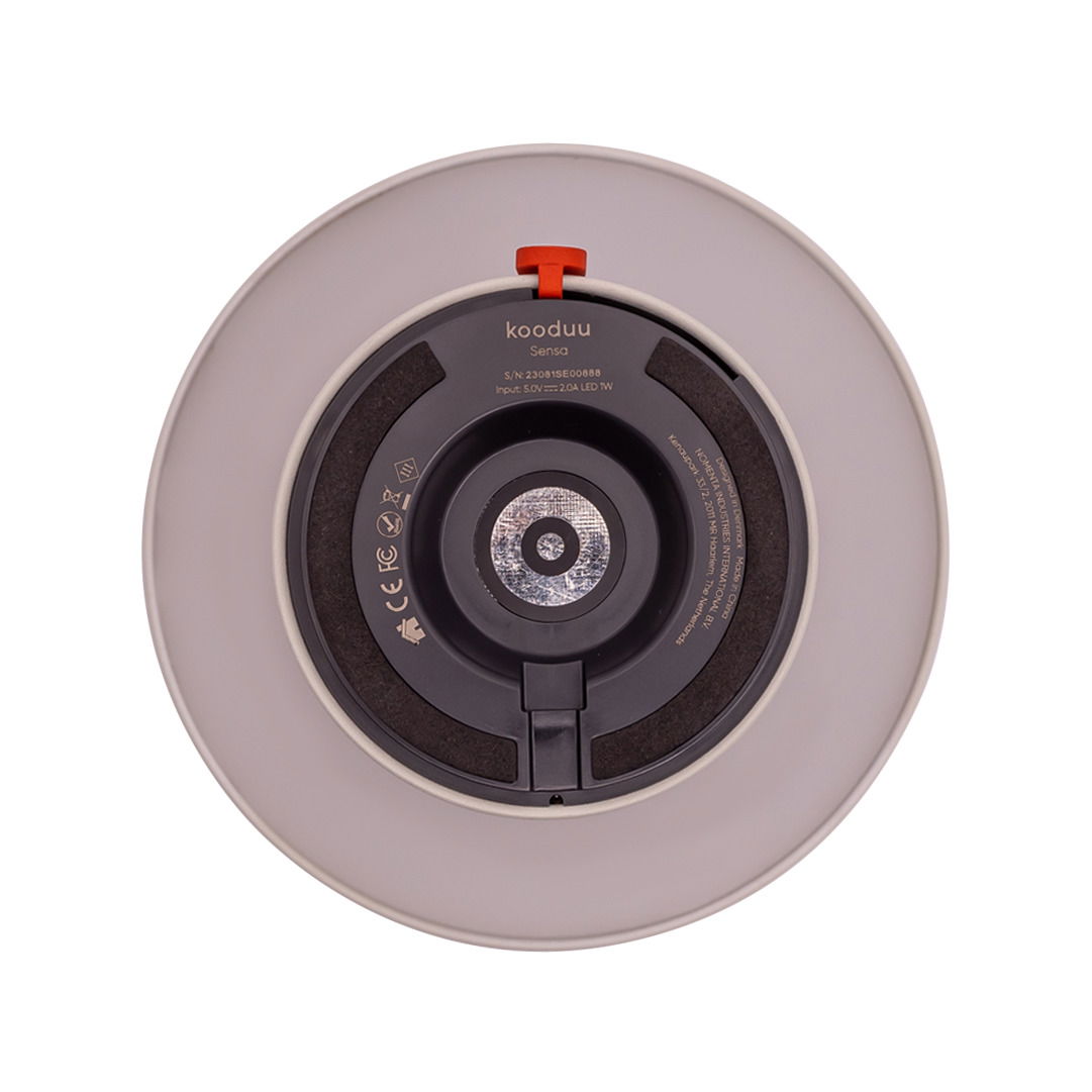 Unteransicht einer AKKU-Tischleuchte mit integriertem JBL-Speaker, zeigt die Unterseite mit Markenlogo und technischen Details.