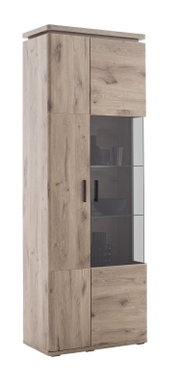 Hoge vitrinekast van licht hout in eikenlook met glazen deur, zwarte handgrepen en glazen planken, productfoto schuin van voren links