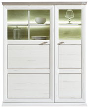 Frontale Ansicht eines weißen Highboards mit Glaseinsätzen und LED-Beleuchtung, dekoriert mit Geschirr und Gläsern.