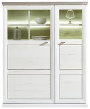 Frontale Ansicht eines weißen Highboards mit Glaseinsätzen und LED-Beleuchtung, dekoriert mit Geschirr und Gläsern.