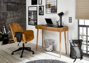 Moderner Arbeitsbereich mit Holzkonsole, Laptop, Schreibtischlampe und braunem Bürostuhl, seitliche Perspektive.