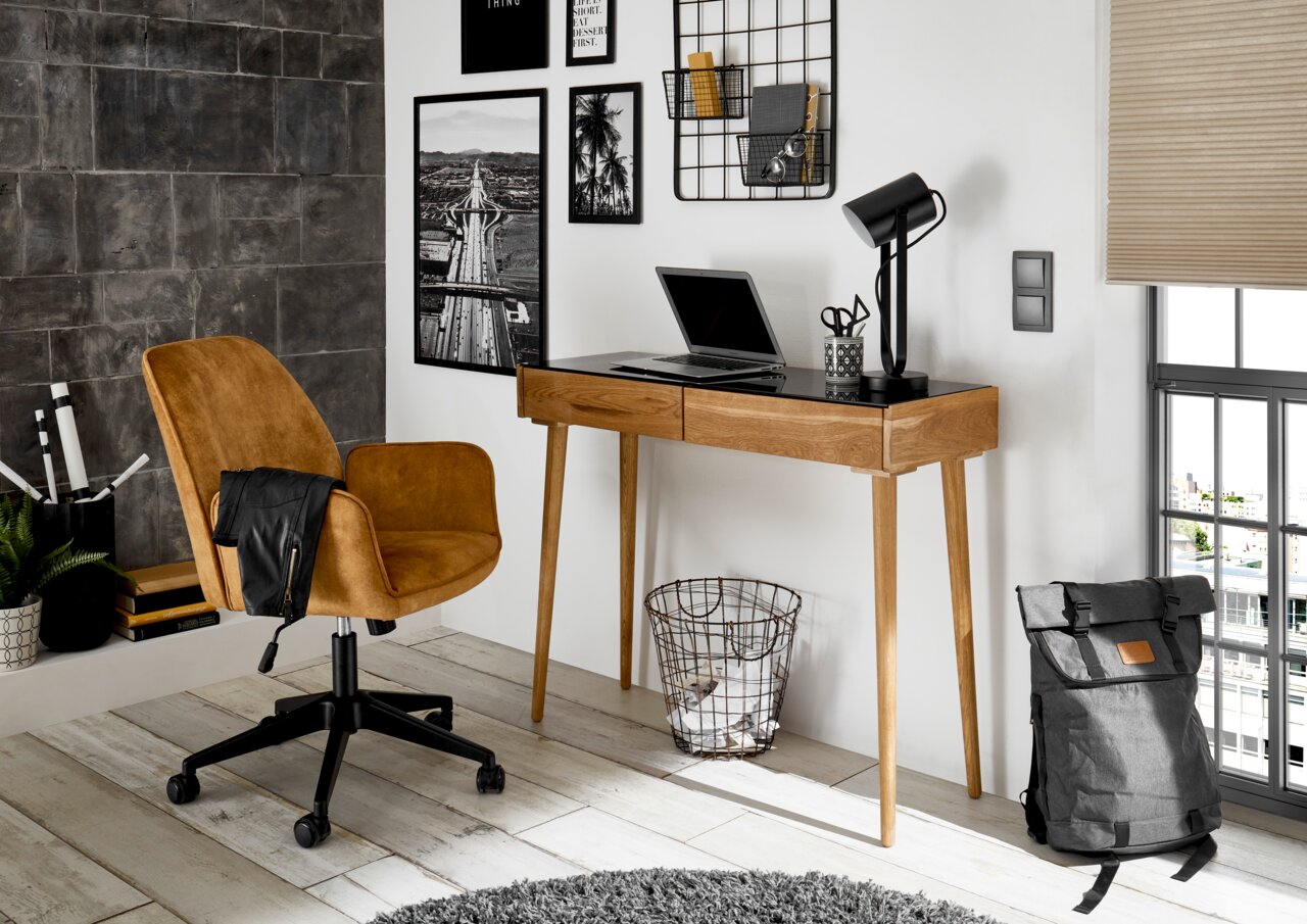 Moderner Arbeitsbereich mit Holzkonsole, Laptop, Schreibtischlampe und braunem Bürostuhl, seitliche Perspektive.