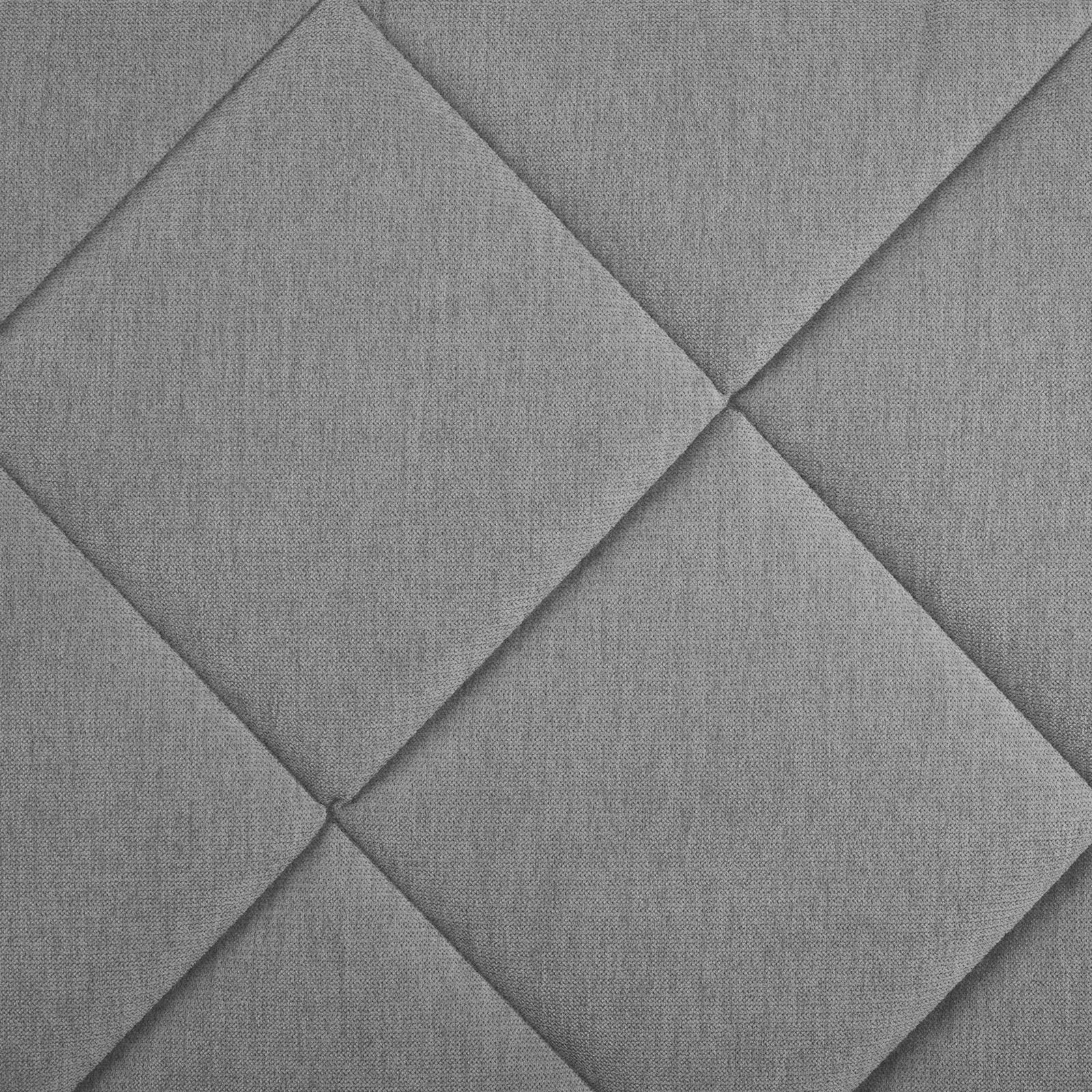 Nahaufnahme der grauen, gesteppten Polsterung des Boxspringbetts BX2200 CHESTER in diagonaler Perspektive.