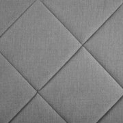 Close-up van de grijze, doorgestikte bekleding van het boxspringbed BX2200 CHESTER in diagonaal perspectief.