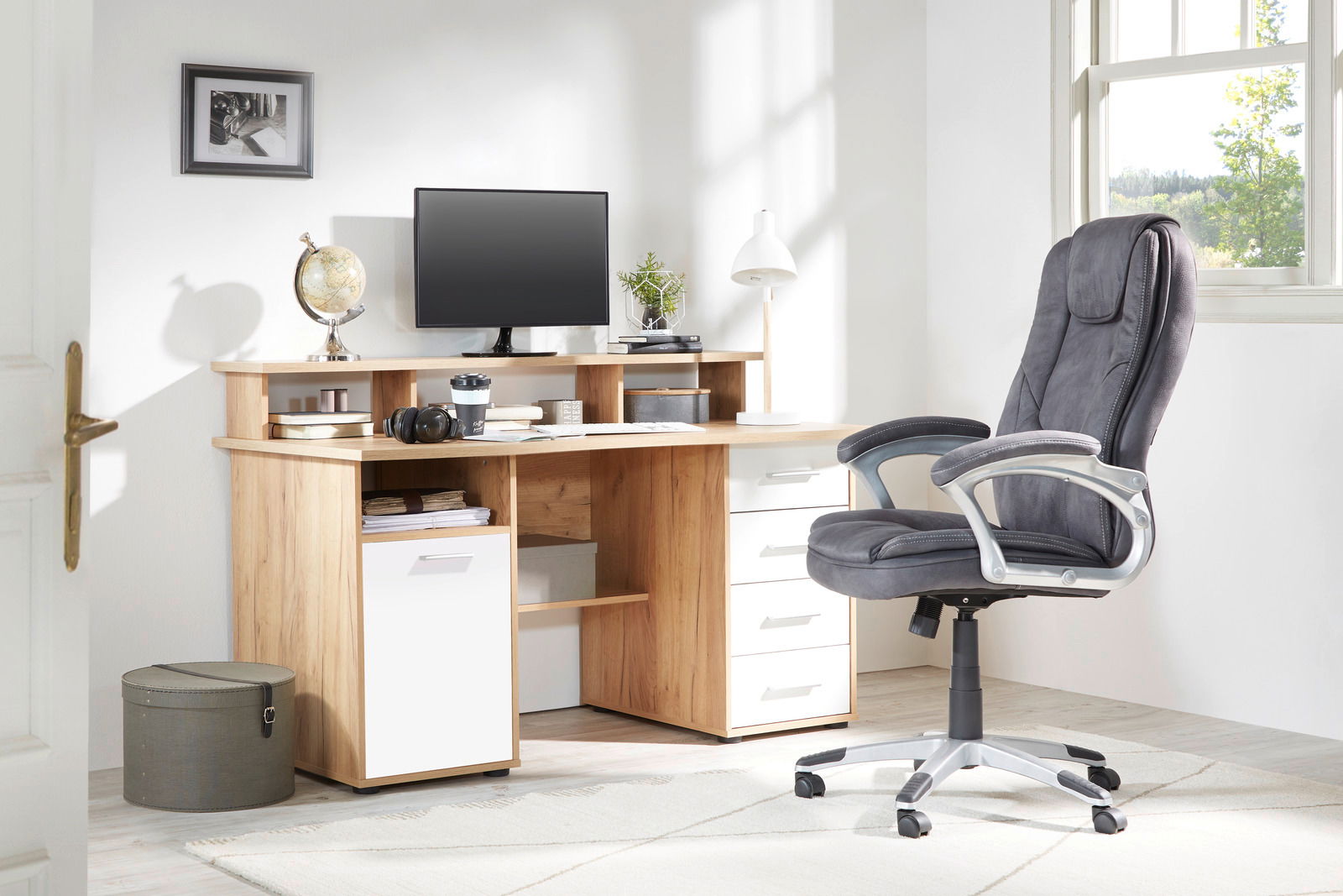 Moderner Chefsessel in einem hellen Büro, seitliche Perspektive