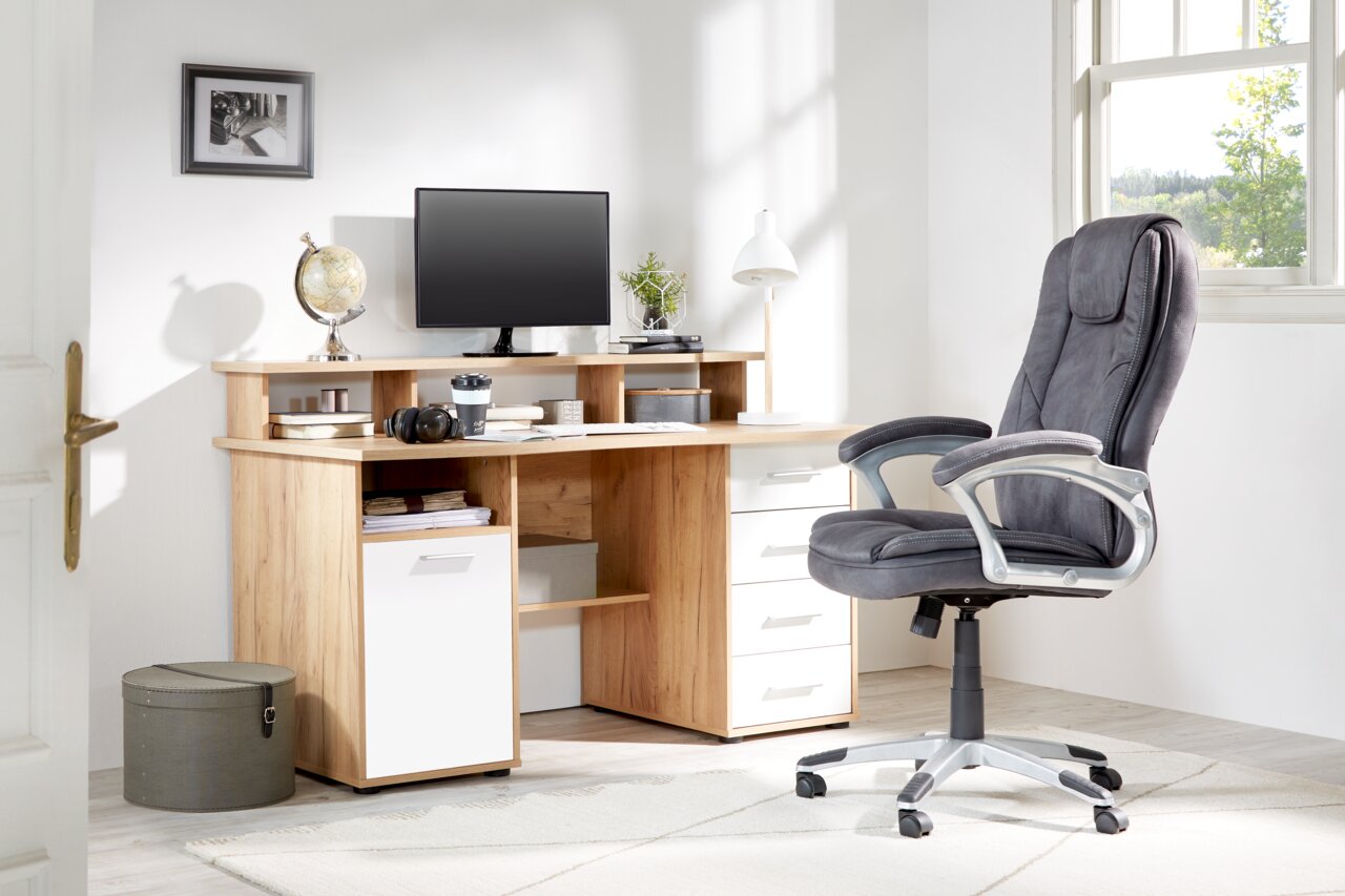 Moderner Chefsessel in einem hellen Büro, seitliche Perspektive