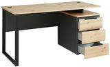 Moderner Schreibtisch mit Holzplatte und schwarzen Metallbeinen, drei offene Schubladen auf der rechten Seite, seitliche Perspektive.