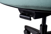 Nahaufnahme eines Bürostuhls mit Fokus auf die Sitzhöhenverstellung und das Gestell, seitliche Perspektive.