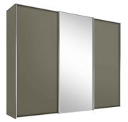 Schwebetürenschrank mit drei Türen, mittlere Tür mit Spiegel, seitliche Türen in Grau, seitliche Perspektive