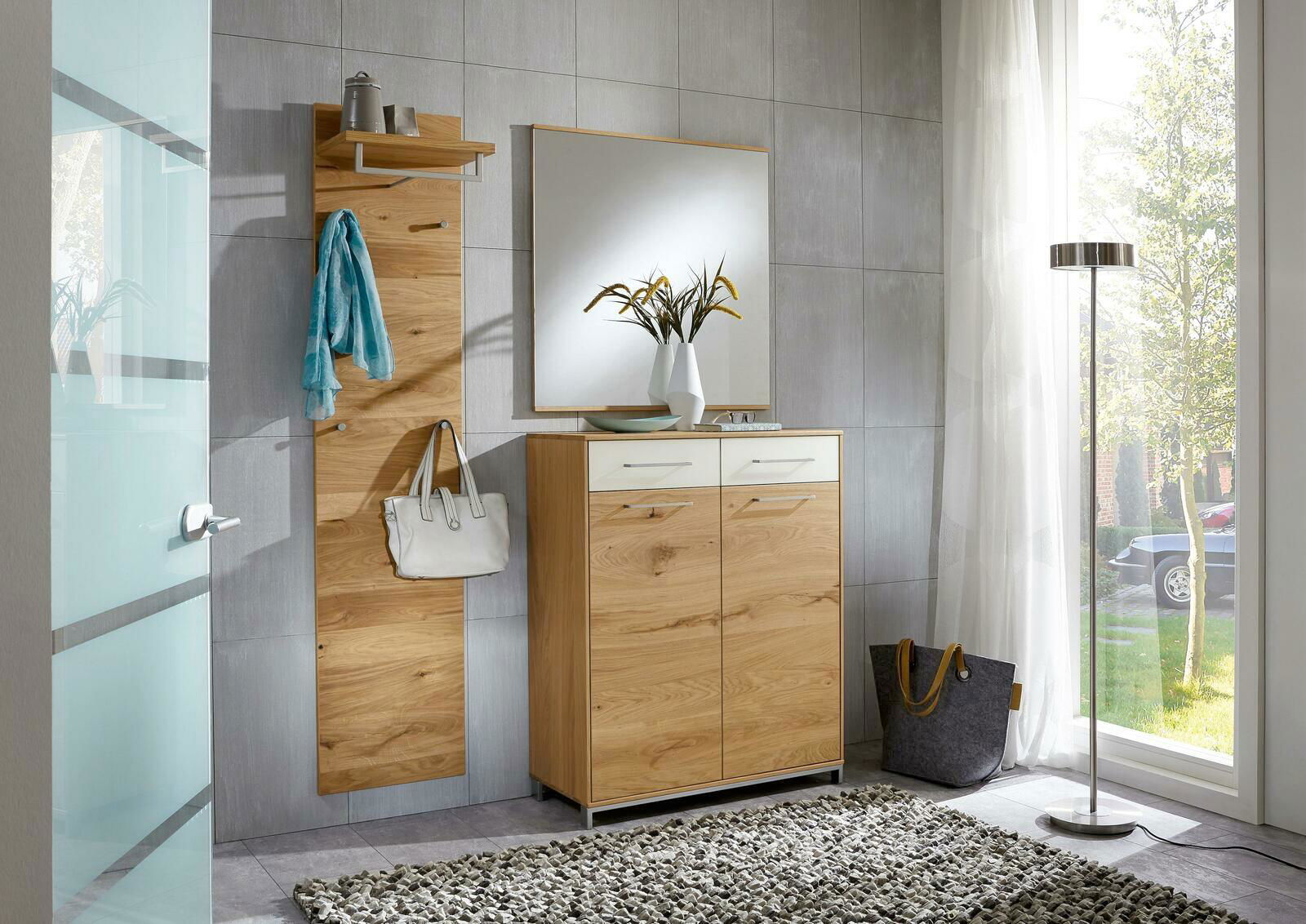 Moderner Eingangsbereich mit Holz-Garderobenpaneel, Spiegel und Kommode, seitliche Perspektive