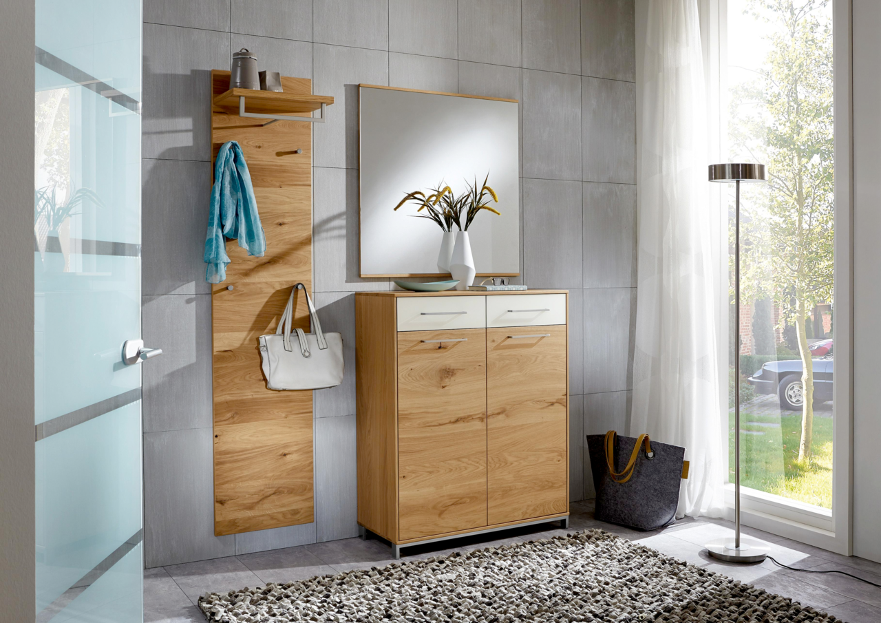 Moderner Eingangsbereich mit Holz-Garderobenpaneel, Spiegel und Kommode, seitliche Perspektive