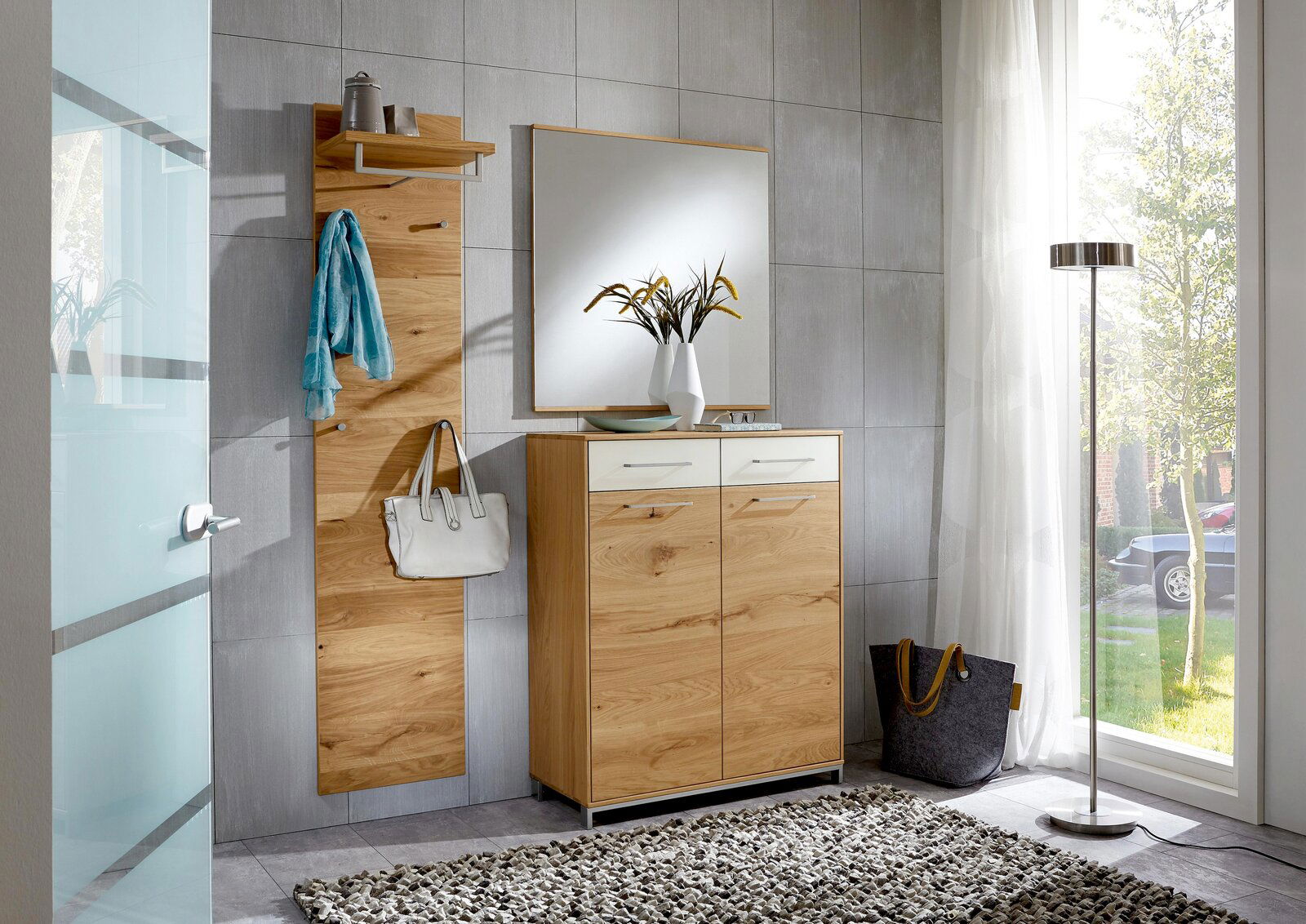 VOSS Garderobenpaneel VEDO Moderner Eingangsbereich mit Holz-Garderobenpaneel, Spiegel und Kommode, seitliche Perspektive