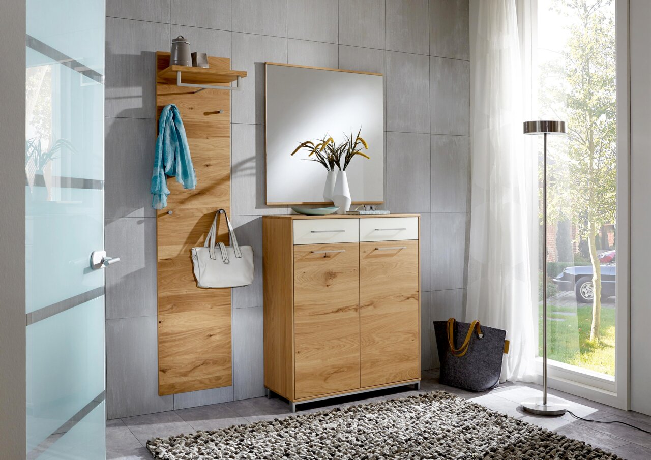Moderner Eingangsbereich mit Holz-Garderobenpaneel, Spiegel und Kommode, seitliche Perspektive