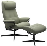 Moderner grüner Einzelsessel mit passendem Hocker, seitliche Perspektive