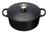 Schwarzer runder Bräter 28cm von Le Creuset, seitliche Perspektive