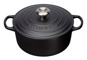 Schwarzer runder Bräter 28cm von Le Creuset, seitliche Perspektive