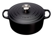 Schwarzer runder Bräter 28cm von Le Creuset, seitliche Perspektive
