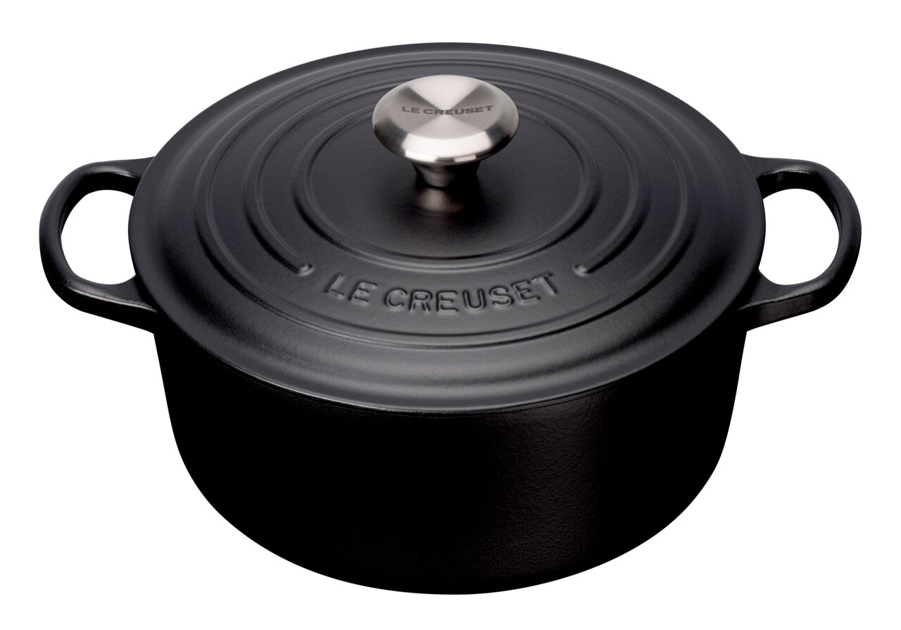 Schwarzer runder Bräter 28cm von Le Creuset, seitliche Perspektive
