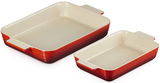 Zweiteiliges Auflaufformenset von LE CREUSET in traditionellem Design, in einer schrägen Draufsicht gezeigt.