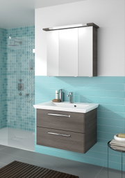 Moderner Badblock mit Spiegelschrank und Waschbecken in einem stilvollen Badezimmer, seitliche Perspektive