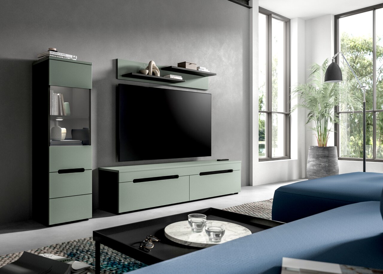 Modernes Wohnzimmer mit mintgrüner TV-Wandkombination (Lowboard, Hängeregal und Vitrine) und großem Flachbild-TV, frontal aus leicht seitlicher Perspektive aufgenommen.