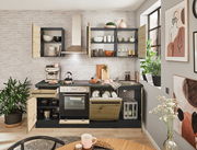 Moderne Küchenzeile mit offenen Schränken, Herd, Spüle und dekorativen Elementen, aus der Frontansicht fotografiert.