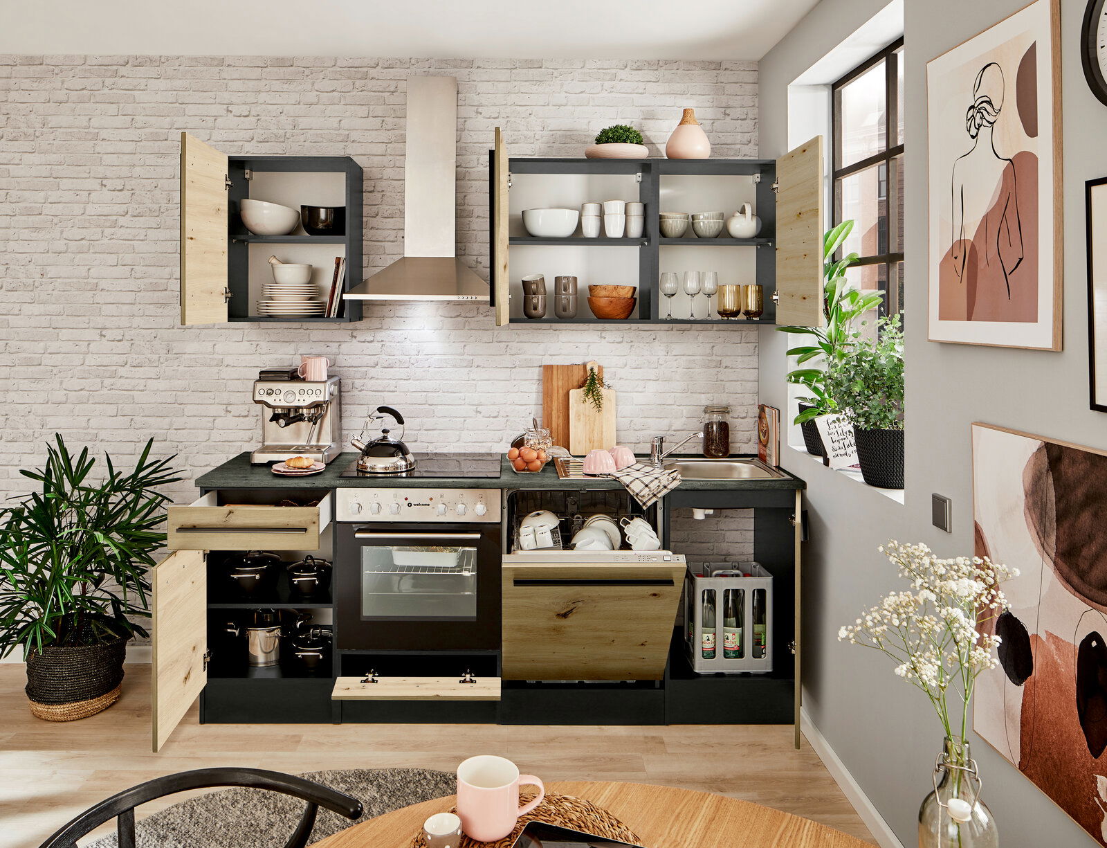 Moderne Küchenzeile mit offenen Schränken, Herd, Spüle und dekorativen Elementen, aus der Frontansicht fotografiert.