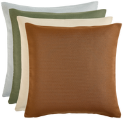 Vier Outdoor-Kissenhüllen in verschiedenen Farben, gestapelt in einer schrägen Perspektive.