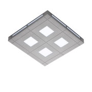 Moderne quadratische LED-Deckenleuchte in gebürsteter Metalloptik mit vier leuchtenden Quadraten und seitlichen Lichtleisten, aus schräger Untersicht dargestellt